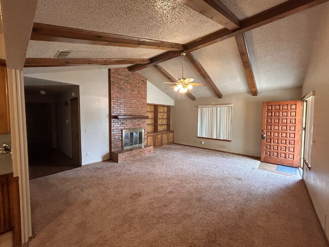 Building Photo - Quiet secluded duplex with great access to...