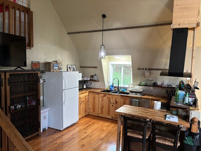 Building Photo - 432 N Yodel Ln