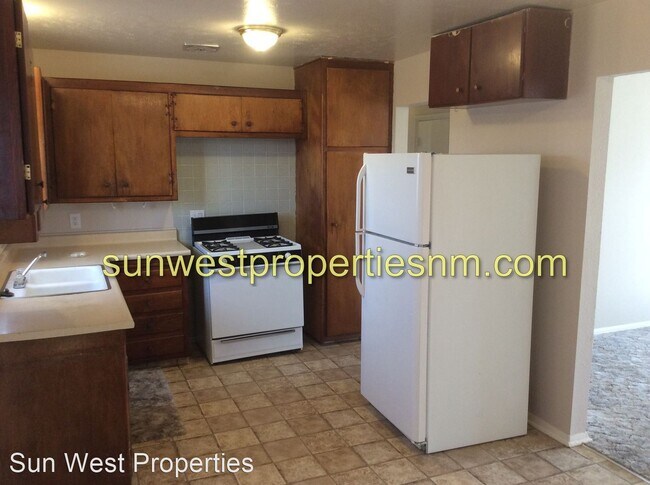Foto del edificio - 3 br, 1.5 bath House - 4020 Douglas St.
