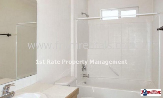 Foto del edificio - Wonderful 3bedroom 2bath Upstairs Apartment
