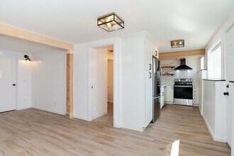 Building Photo - 822 6th Ave N