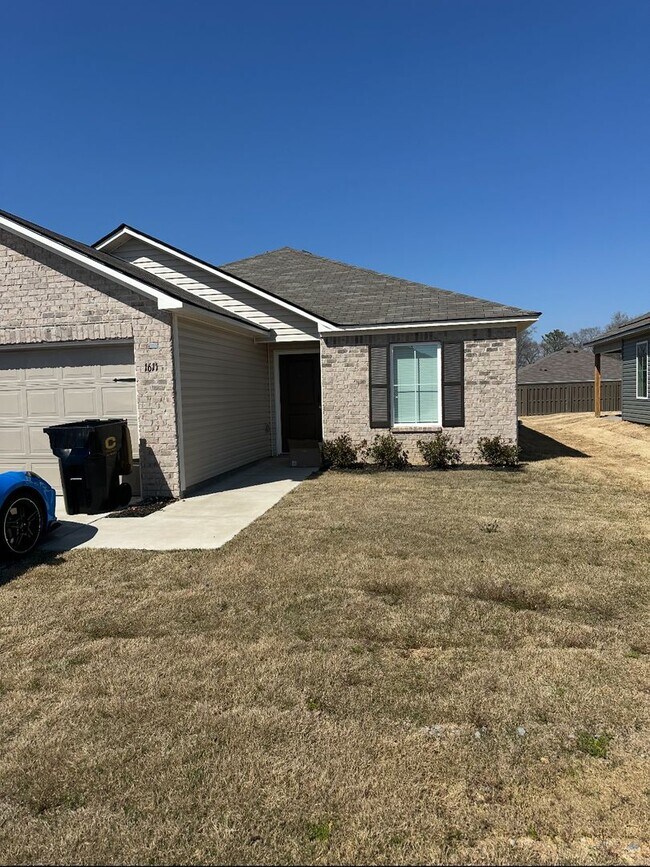 Building Photo - Spring Forward Promo - 4 Weeks FREE! Three Bedroom | Two Bath Home in Cullman