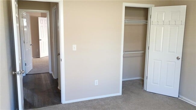 Building Photo - 905 SW Loudon Dr