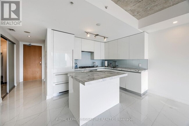 Building Photo - 629 King St W