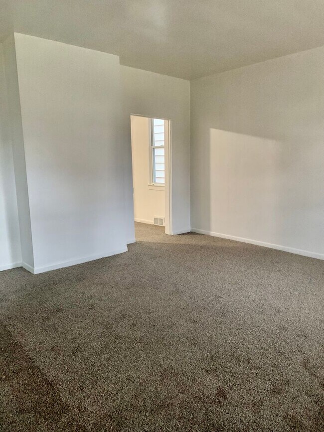 Building Photo - Remodeled 2 Bedroom, 1 Bathroom House