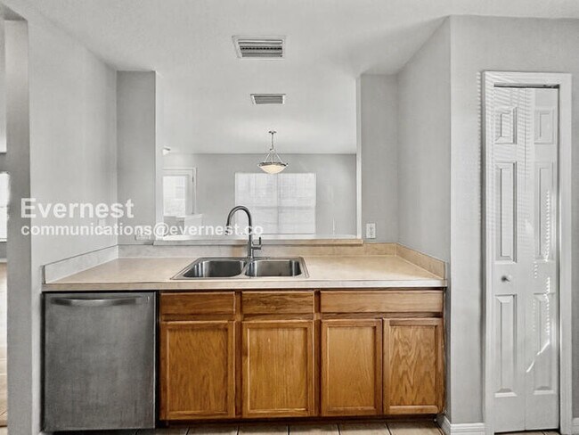 Foto del edificio - 3 Bed, 2.5 Bath Townhome in Gated Community / Pet-Friendly / Vouchers Accepted / Available Now!