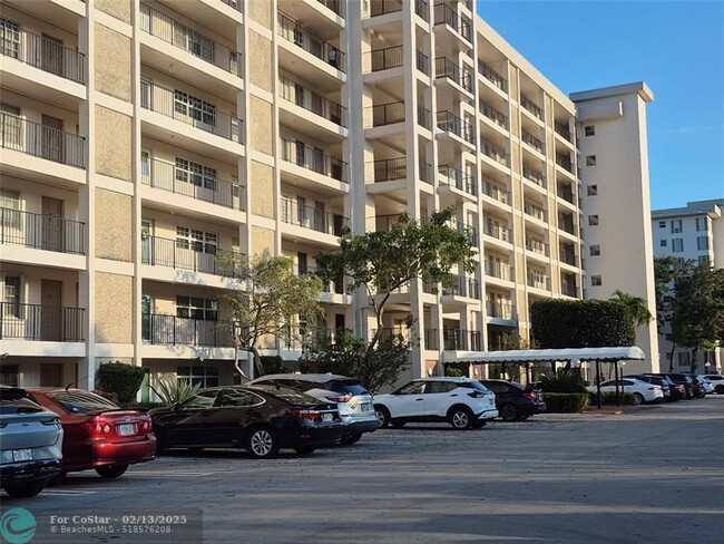 Foto del edificio - 3250 N Palm Aire Dr