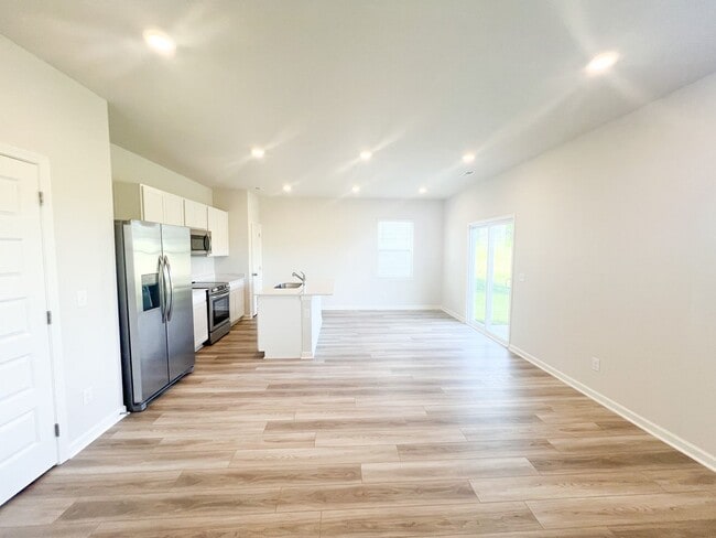 Building Photo - 4 Bedroom 2.5 Bathroom Home