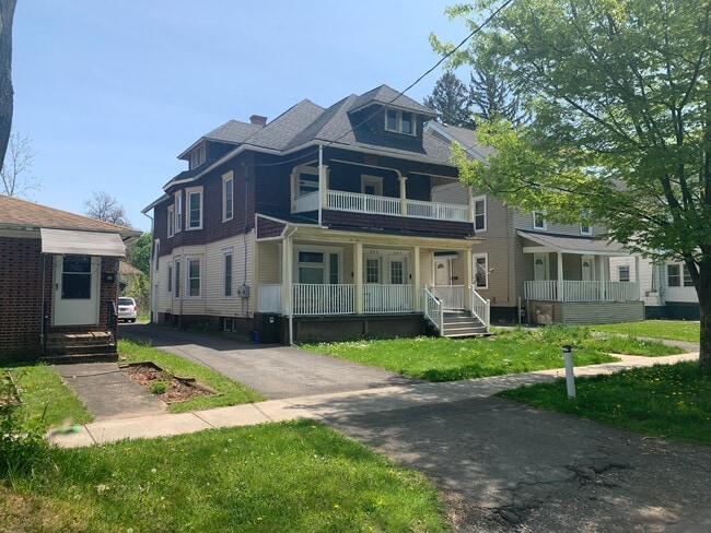Building Photo - 205 Roosevelt Ave