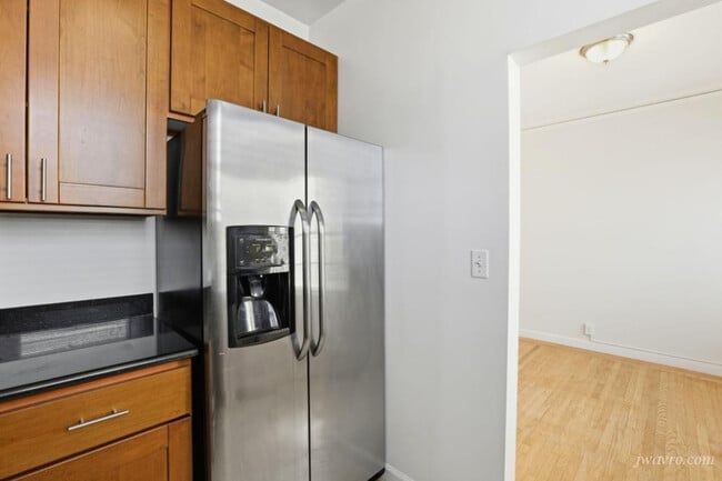 Building Photo - 555 Pierce St