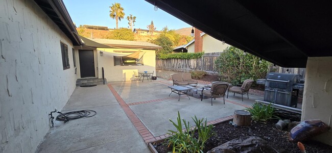 Courtyard/entrance - 6926 Monte Verde Dr