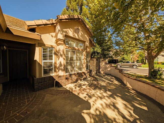 Foto del edificio - BEAUTIFUL SINGLE FAMILY HOME IN FOLSOM!