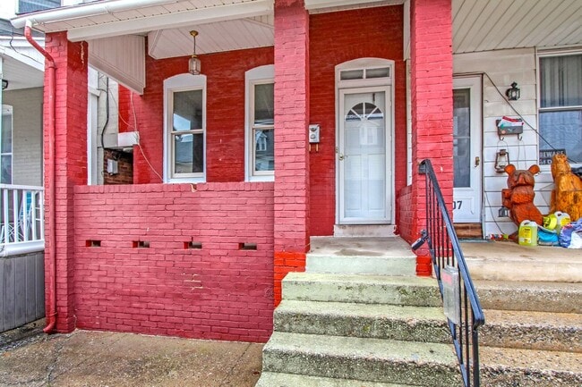 Building Photo - Coming Soon - Spacious 4 Bedroom, 1 Bath H...