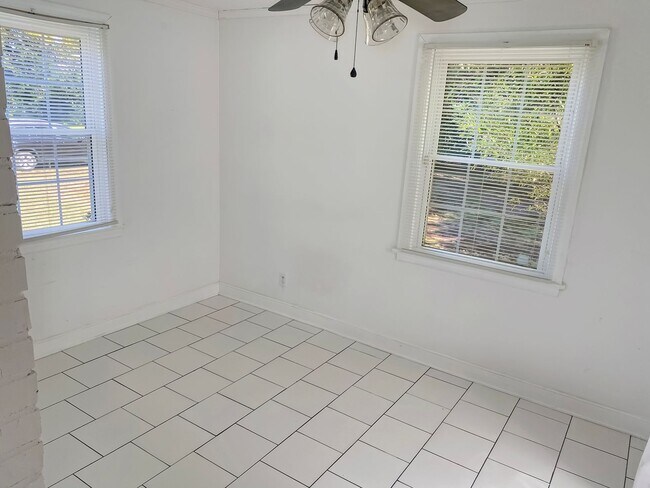 Building Photo - 4 Bed/2 Bath Updated Contemporary Home in Lakeside!!!!