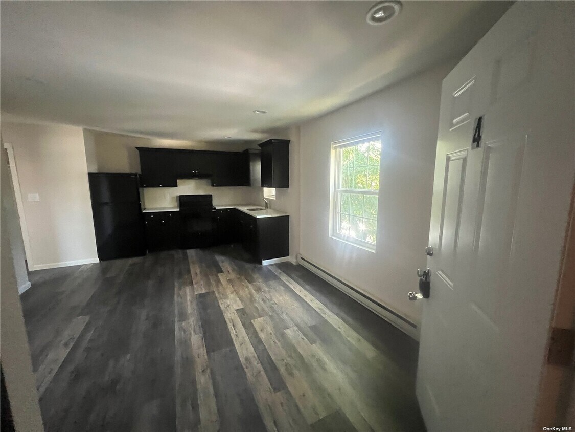 41 Amity St Unit 4, Patchogue, NY 11772 Room for Rent in Patchogue