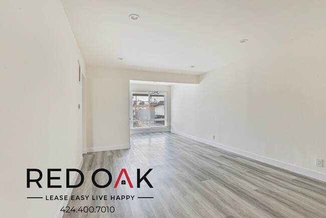 Building Photo - Excellent Two Bedroom with Contemporary Li...