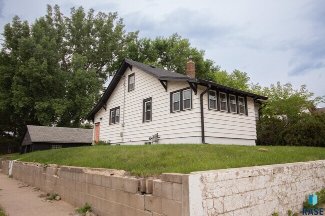 Building Photo - 1700 E 7th St