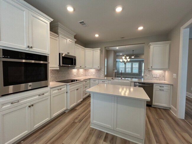 Foto del edificio - 411 Silverbell Ct