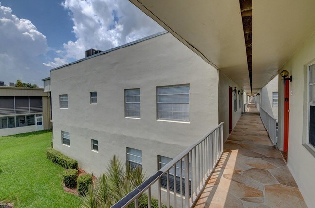 Foto del edificio - 555 Normandy Ln