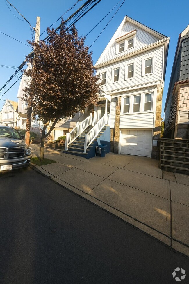 Building Photo - 40 E 36th St