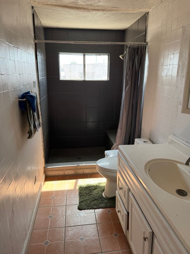 Foto del edificio - Centrally Located 1 Bedroom Studio Style Rental - Apartamento de una recamara con biles.