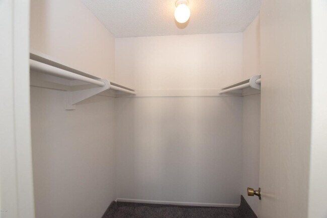 Building Photo - Popular Victoria Avenue Penthouse