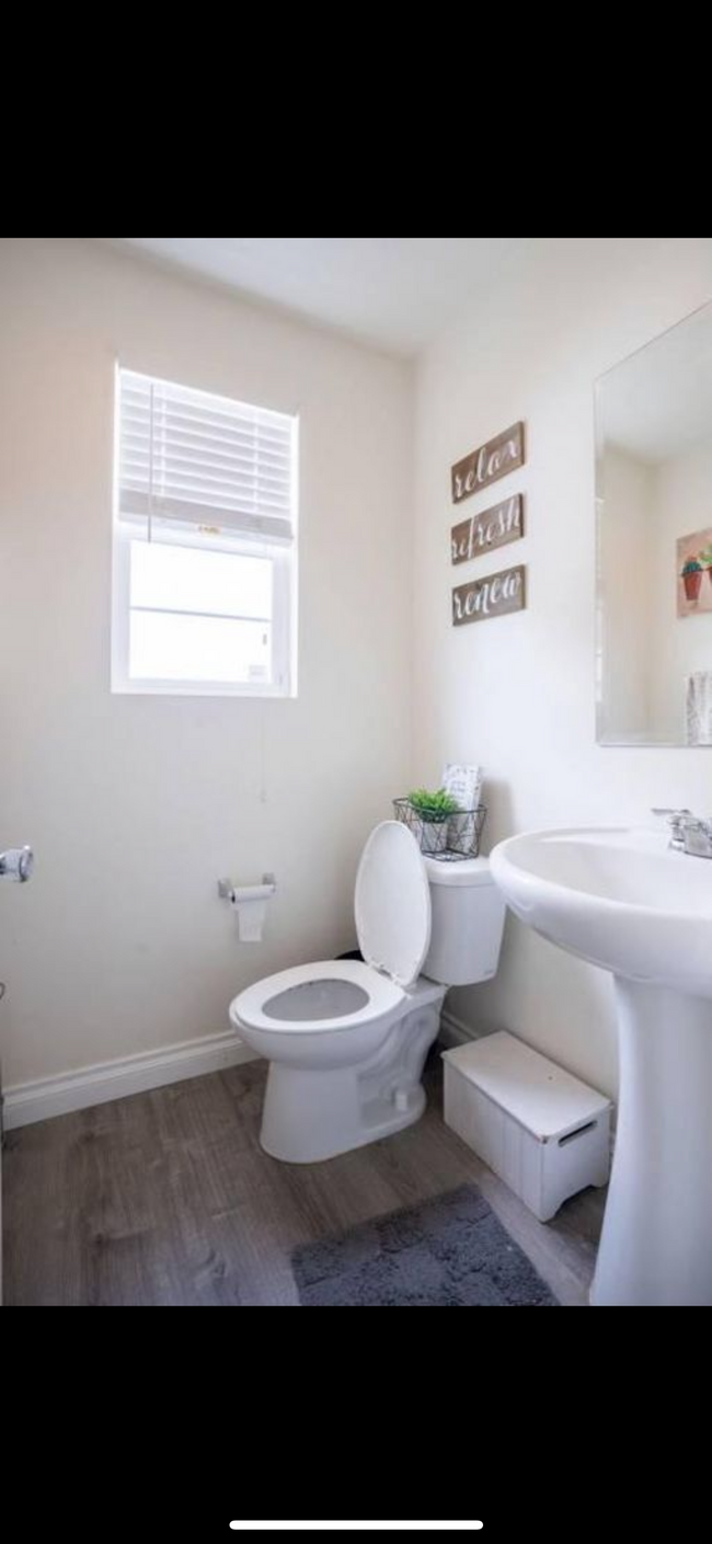 Powder room - 40525 Calla Lilly St