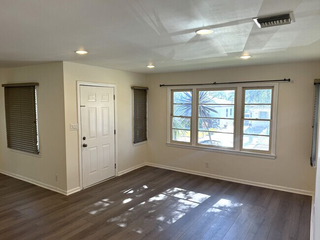 Foto del edificio - Spacious 4+2 SFR, 3 blocks from LMU, firep...