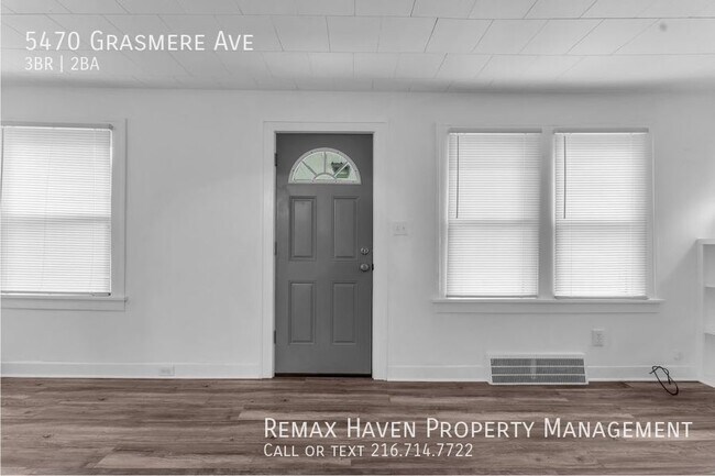 Foto del edificio - 5470 Grasmere Ave,  Maple Heights- Spaciou...