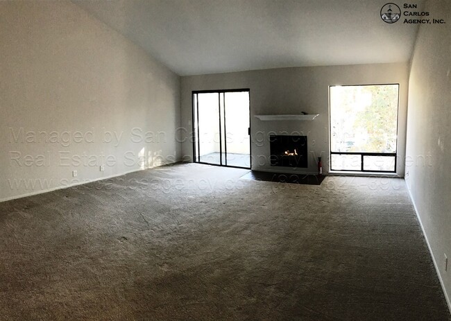 Building Photo - Spacious & Updated 2 Bed Downtown Monterey...
