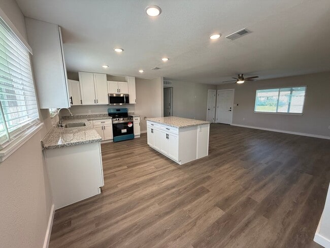 Building Photo - Bright & Beautiful Home in 55+ Community