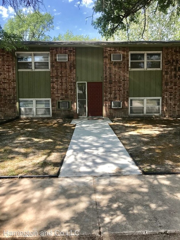725 Spruce St, Halstead, KS 67056 Room for Rent in Halstead, KS