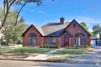 Building Photo - 1902 Triple Mast Cir