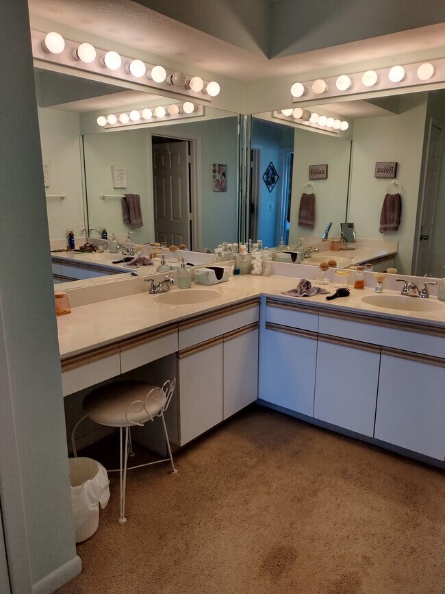 Master bathroom/double vanities - 150 W Rockford Dr