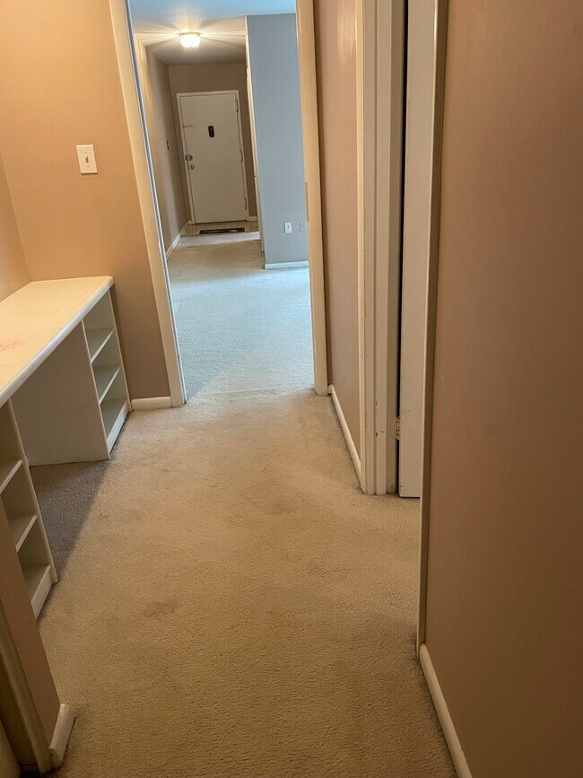 Pasillo exterior al dormitorio con zona de escritorio. - 10638 Weymouth St