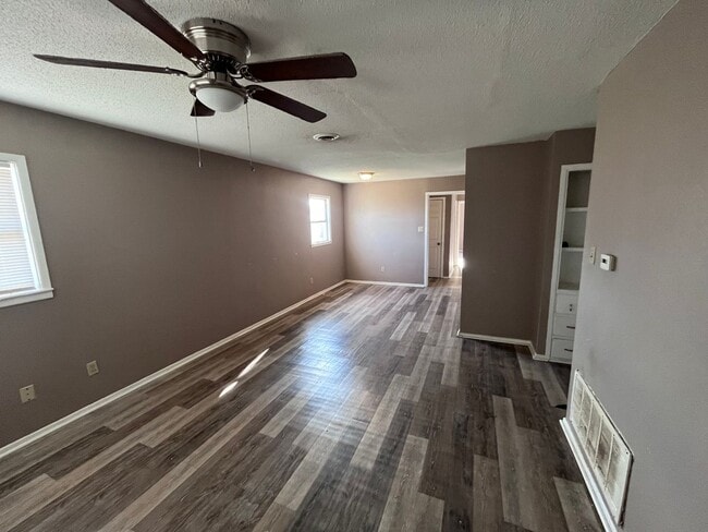 Building Photo - Charming 3 Bedroom 2 Bathroom