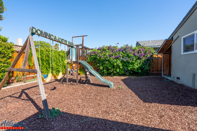 Building Photo - 489 Safari Dr