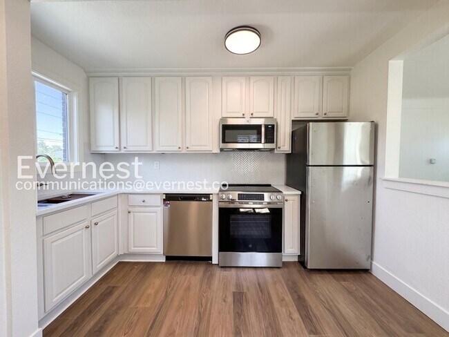 Building Photo - 3 Bed/1 Bath Home with Fenced Yard