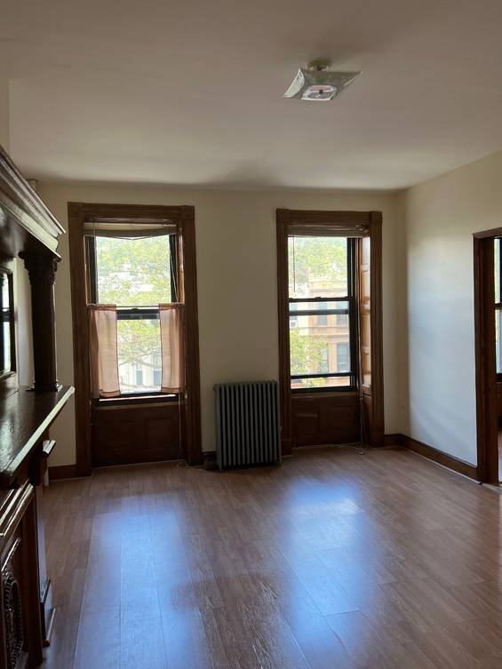 Foto del edificio - 824 Putnam Ave