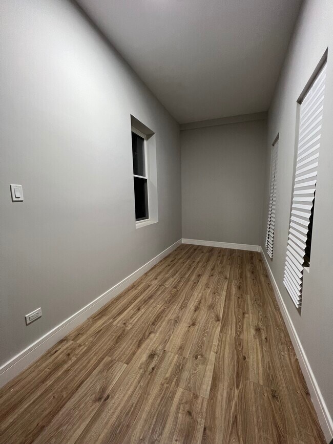 Foto del edificio - 6940 S Green St