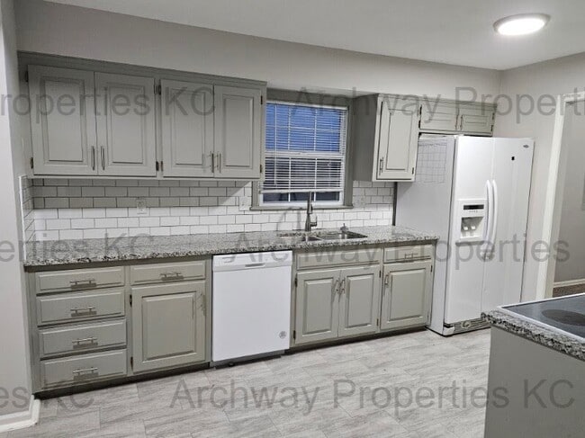 Building Photo - 1600 W Elm Terrace