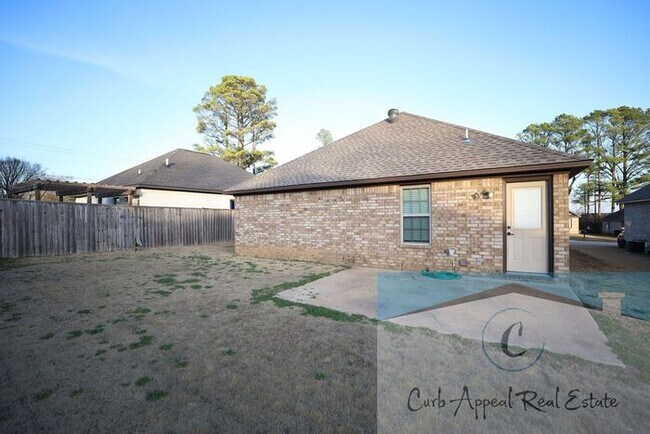 Building Photo - 3 bed / 2 bath home in Jonesboro