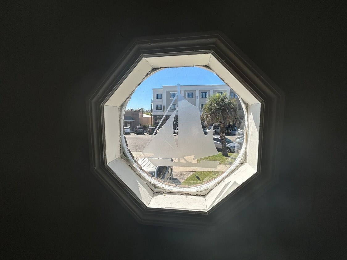 Primary Photo - 602 Front St