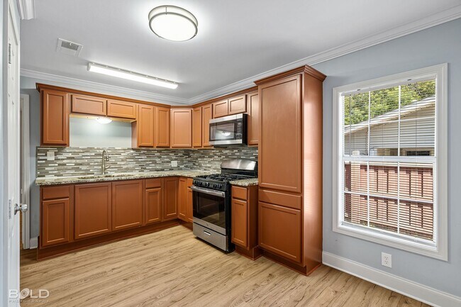 Building Photo - 3 Bedroom 2 Bath