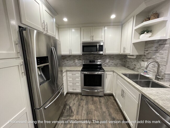 Foto del edificio - Stunning 2-bedroom, 2-bathroom home located in Huntington Beach Gated Community