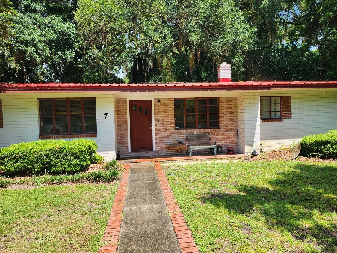 Foto principal - 4 bedroom 2 bath near the University of Florida law school