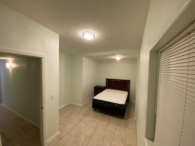 Foto del edificio - 1330 E 10th St