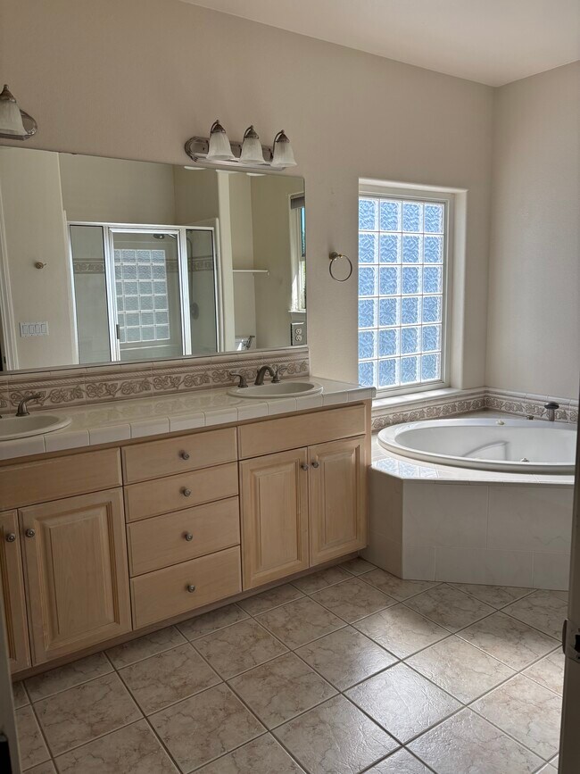 Foto del edificio - 3279 Woodbury Dr
