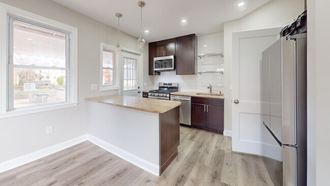 Foto del edificio - Newly Renovated Three Bedroom/2 Bathroom H...
