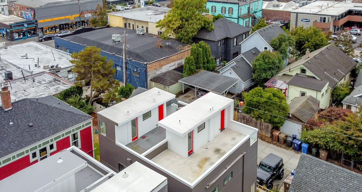Building Photo - Modern Townhome